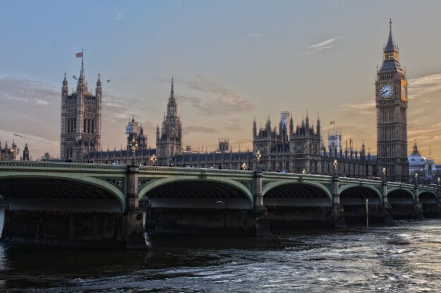 Top 5 tourists things to visit in london