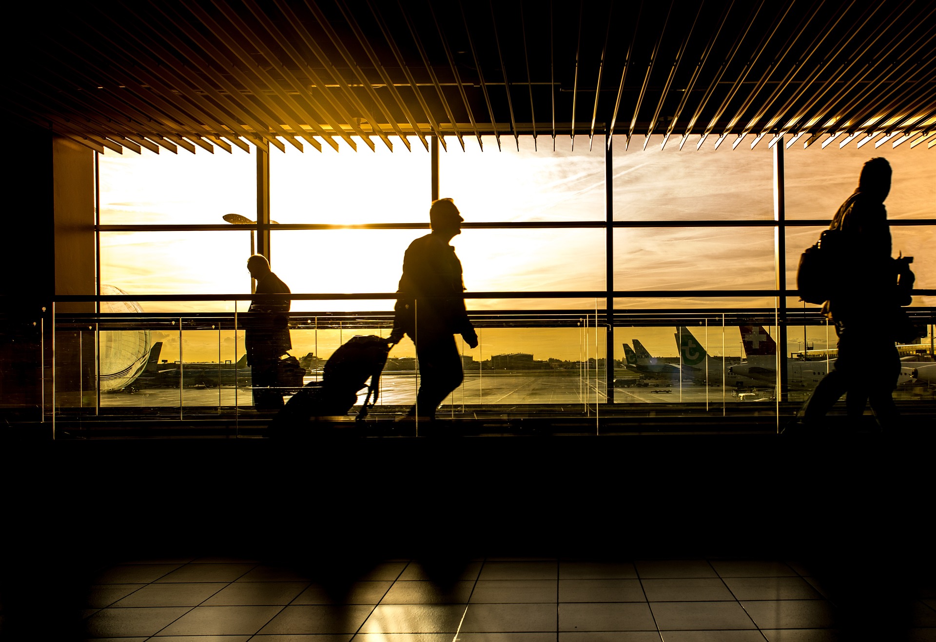 Flight delayed, long wait: what to do at the airport ?